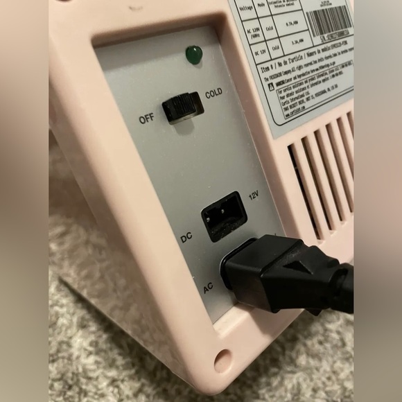 PINK FRIGIDAIRE RETRO MINI FRIDGE + PLUG - Picture 10 of 11
